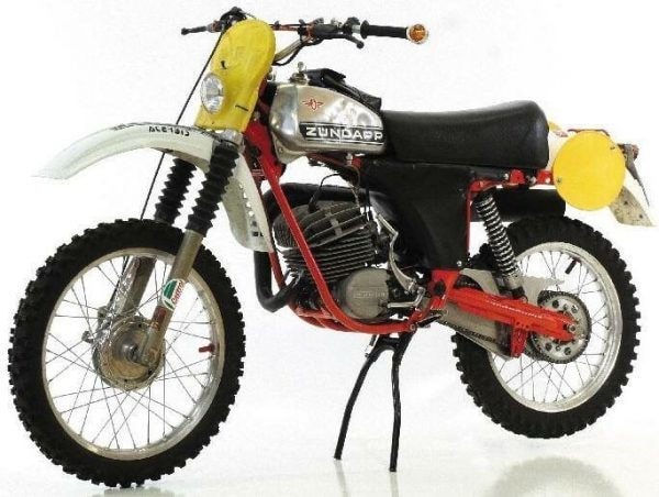 Chiude il McDonald’s di San Babila, ma rimangono i paninari con le loro Zundapp